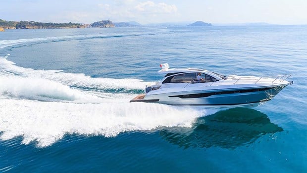 Motorbåt som åker på vattnets vågor