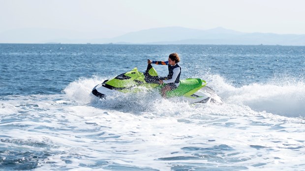 Man på vattenskoter