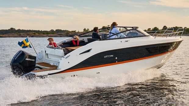 Båt med Mercurymotor som åker på vatten