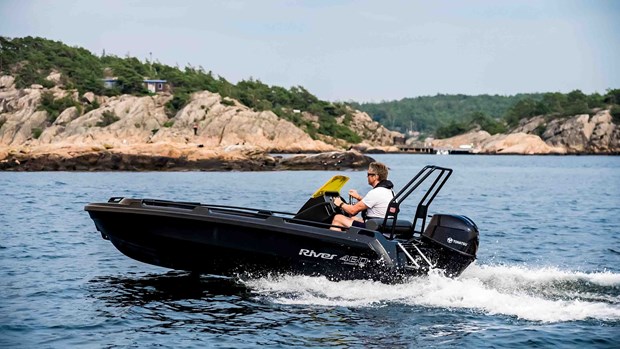 Båt med Tohatsumotor som åker på vatten