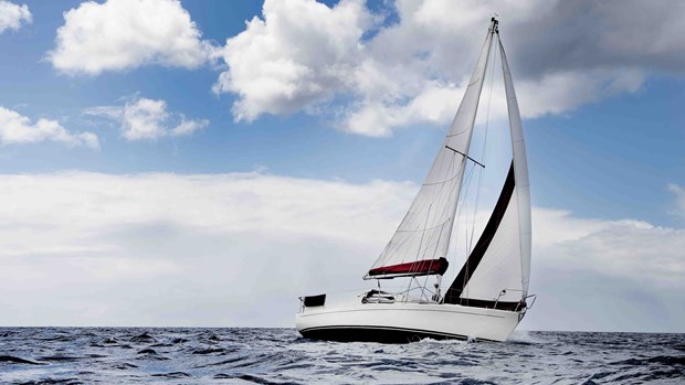 Segelbåt på tur i havet en dag med växlande molnighet