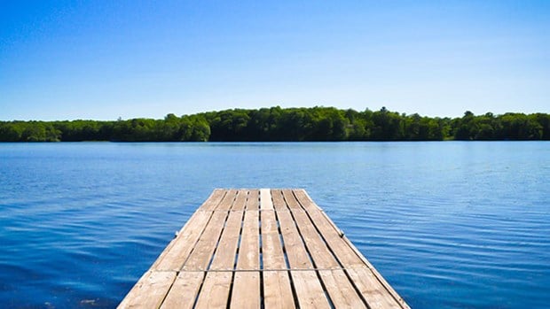 Lång brygga som ligger i sjön