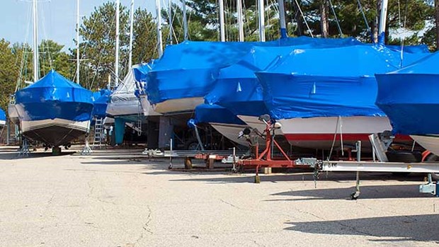 Båtar som ligger förvarade på land