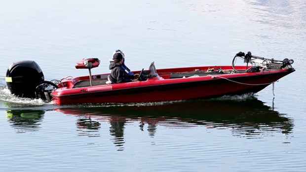 Människor som sitter i sportbåt